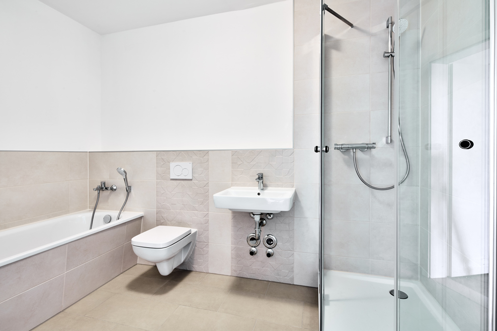 Plattenbau NEU gedacht: Bad mit Wanne und Dusche; weißer WBS für einen 3-Personen-Haushalt erforderlich - Photo 2