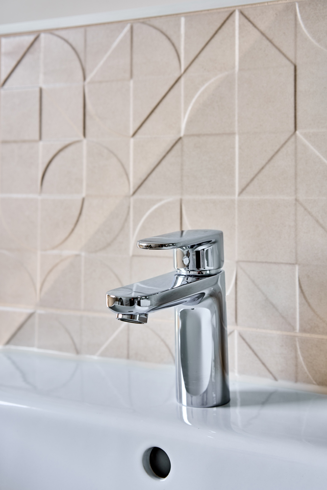 Plattenbau NEU gedacht: Bad mit Wanne und Dusche; weißer WBS für einen 3-Personen-Haushalt erforderlich - Photo 1